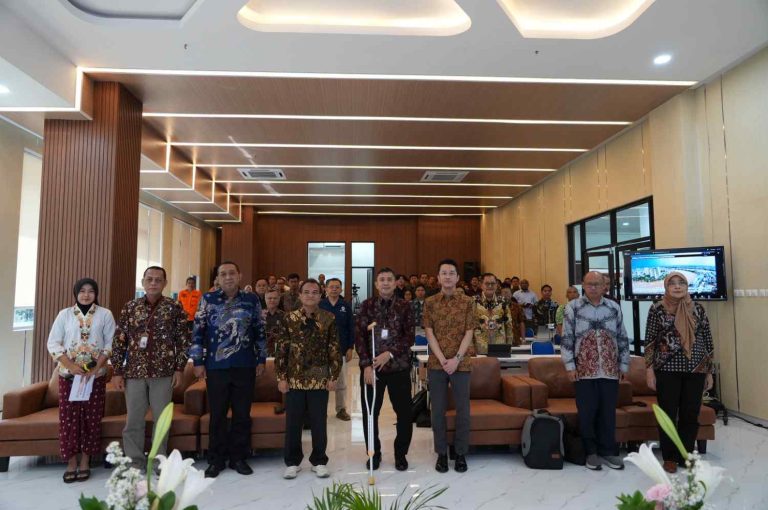 Foto bersama narasumber dan peserta dalam kegiatan International Workshop Disaster Waste Management yang digelar SPS Undip